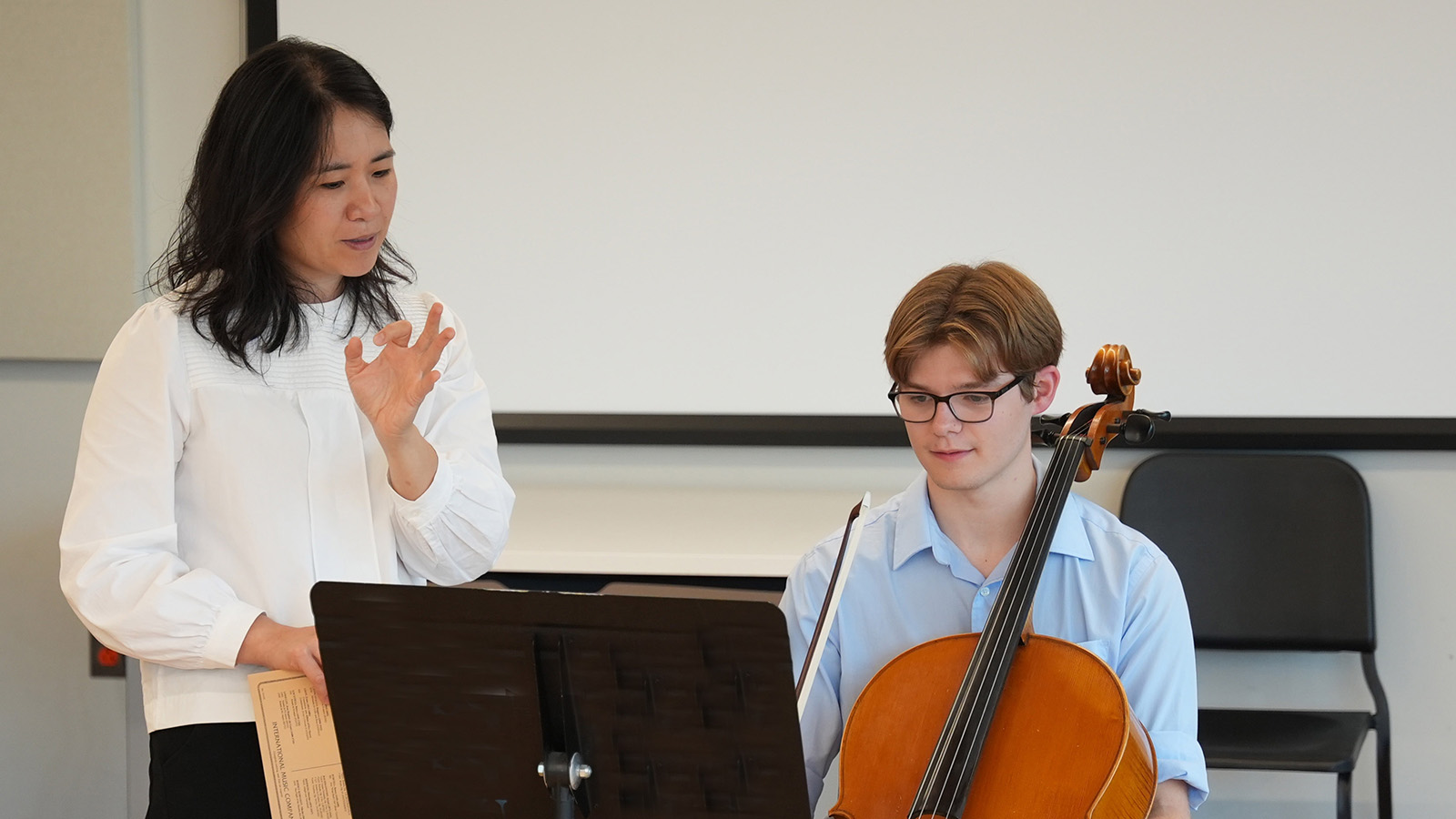 Julia Yang teaching cello student