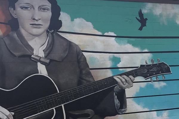 Nashville mural of woman playing guitar