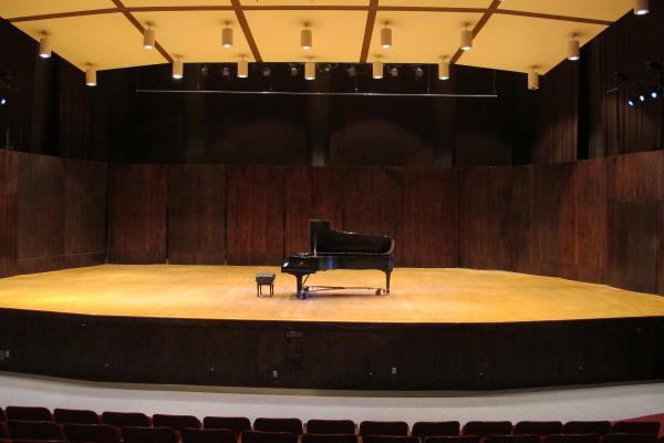 Weigel stage with grand piano