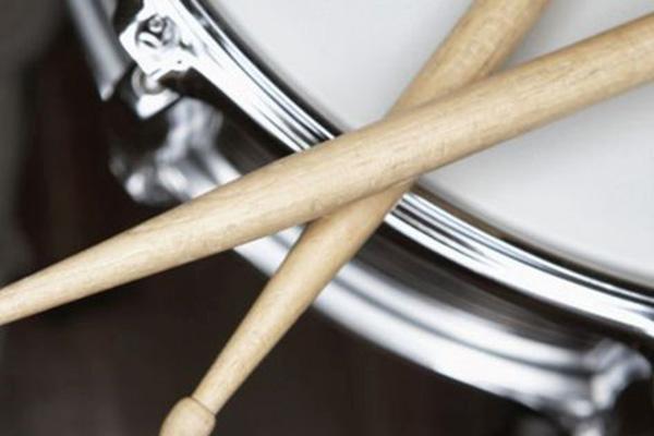 Snare drum with sticks