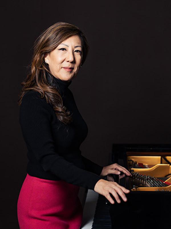 Caroline Hong's faculty profile (Photo credit: Tom McKenzie)